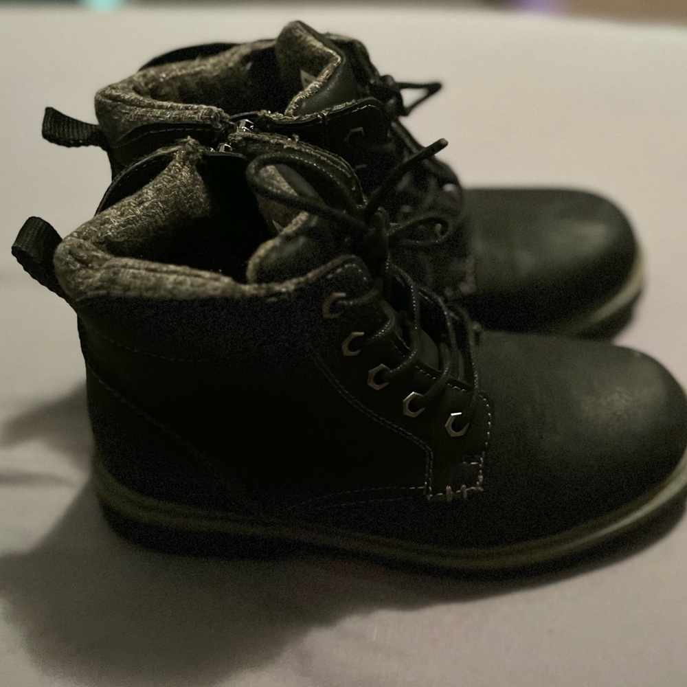 Stone Canyon size 2.5 boys boots